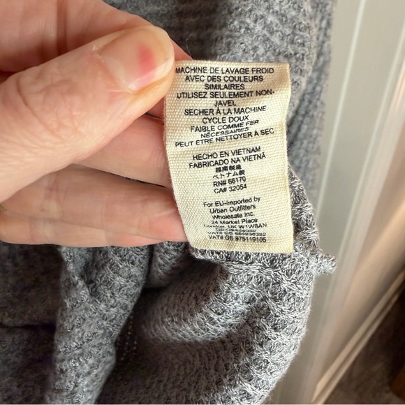 Free People Crazy on You Gray OffShoulder Crop Bell-Sleeve Sweater Women’s Small - Picture 9 of 9